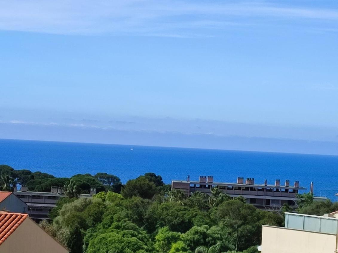 Superbe Appartement Avec Balcon Vue Mer ! Carqueiranne Luaran gambar